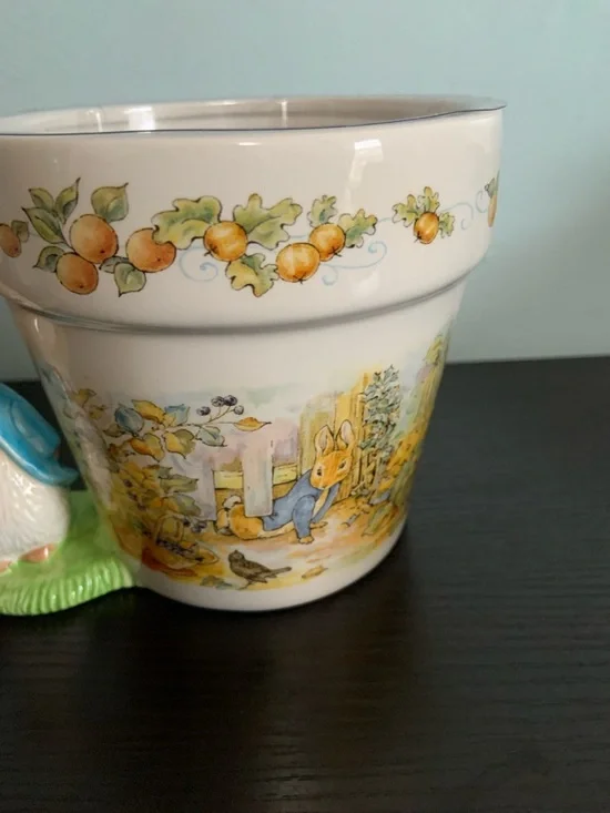Peter Rabbit Planter - Picture 3 of 8